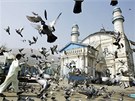 Hejno holubů u mešity v centru Kábulu. Na svátek Íd al-fitr ji zaplní stovky