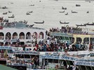 Dopravní tepna řeka Brahmaputra plná lidí spěchajícíh domů. 