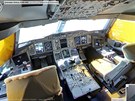 Pilotní kabina v letounu Airbus A380 spolenosti The Emirates