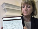 Matrikáka Alison Cathcartová s kopií rodného listu prince George z Cambidge...