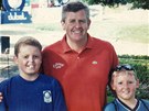 Tom Staniford, jeho bratr Joe a hrá golfu Colin Montgomerie (2000)