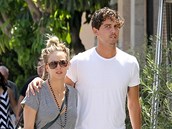 Henry Cavill é visto de mãos dadas com Kaley Cuoco - OFuxico