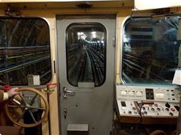 Historická souprava metra opt sveze cestující.