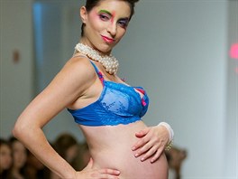 OBRAZEM: Těhotné modelky předvedly prádlo, které je hravé i sexy - iDNES.cz