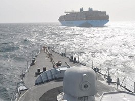 Nizozemsk fregata Van Speijk doprovz nejvt nkladn lo Maersk McKinney...