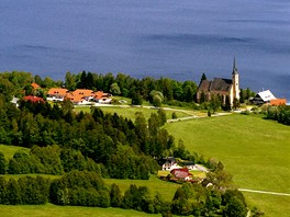 Vodáci musí pekonat 42 kilometr dlouhou nádr, malebný kostel svatého Filipa...