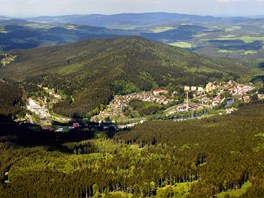 Ti kilometry pod hrází Lipenské pehrady proplouvají vodáci obcí Louovice.