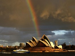 LOM SVTLA. U tak oslnivý pohled na operu v Sydney jet umocuje duha na...