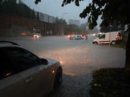 Přívaly vody po nedělní bouřce zatopily během několika minut ulice v Ústí nad...