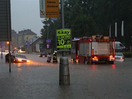 Řidička během nedělní bouře v Ústí nad Orlicí opouští za pomoci hasičů uvězněné...