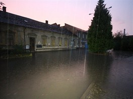 Voda se valila i v sousedství Královehradecké ulice.