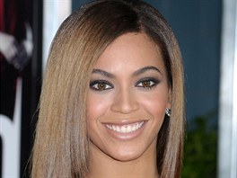 Dopoledne měla Beyoncé lokny, večer přišla s vlasy rovnými a uhlazenými....