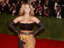 Blond přeliv může vypadat na ženách tmavé pleti trochu lacině. Beyoncé ovšem...