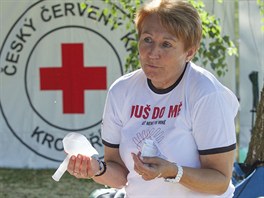 Členové kroměřížského Červeného kříže předváděli zájemcům na koupališti Bajda,...