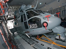 Testování  uložení vrtulníku EC 725 v nákladním prostoru (červen 2012). Model...
