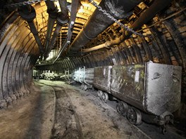 Do podzemí putuje materiál v tradičních hornických vozících, nebo modernějších...