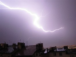 No�ní bou�ka nad pra�ským �i�kovem ve st�edu 7. srpna nad ránem