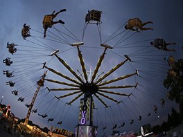 LUNAPARK. Návtvníci zábavního parku v americkém Indianopolis dovádjí na...