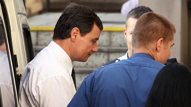 David Rath v doprovodu eskorty dor k soudu (8.srpna 2013) 