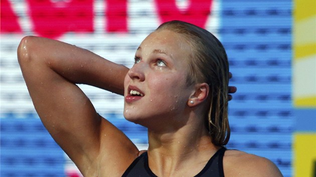 JE TO TAK. Litevka Meilutyteov kontroluje vsledkovou tabuli, na kter svt jej svtov rekord  na 50m prsa.