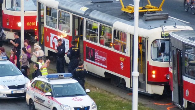 Tramvaj srazila ve Vršovicích dva chodce, na místě zasahovali záchranáři