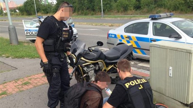 Policist na Praze 4 zadreli zdrogovanho motocyklistu (9.8.2013)