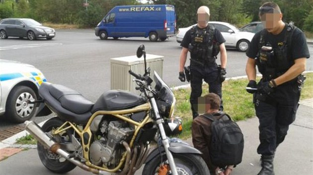 Policist na Praze 4 zadreli zdrogovanho motocyklistu (9.8.2013)