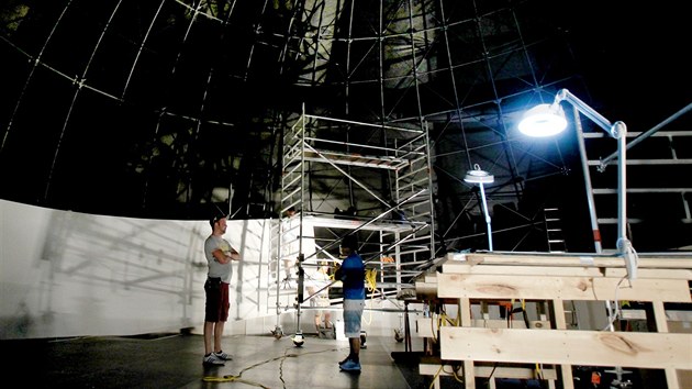 V brněnské hvězdárně instalují britští technici unikátní projekční plochu o průměru sedmnáct metrů.