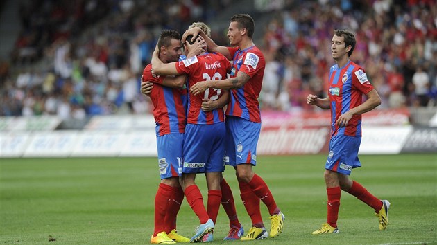 VBORN! Spoluhri gratuluj plzeskmu zalonkovi Kovakovi (s slem 19) ke vstelen branky. Obhjce titulu stihl do konce poloasu dt Banku Ostrava jet dva gly a Plze po poloase vedla 3:0.