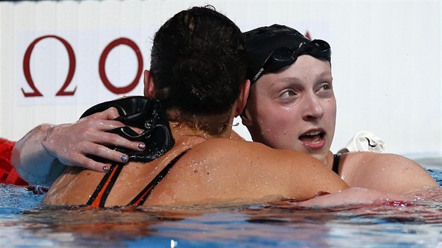 DKY ZA GRATULACI. Americk plavkyn Katie Ledeck (vpravo), vtzka zvodu na 800 m volnm zpsobem, pijm blahopn od Dnky Lotte Friisov