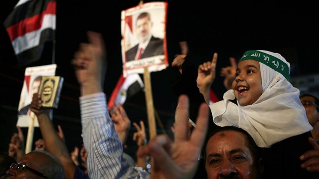 V Egypt u msc protestuj pvrenci Muslimskho bratrstva proti sesazen Muhammada Mursho (2. srpna)