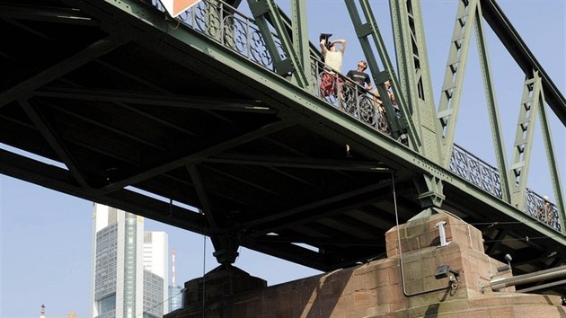 Orlando Duques skáče odevšad. Ve Frankfurtu nad Mohanem sjočil z mostu.