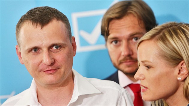 f Vc veejnch Vt Brta, fka poslanc Kateina Klasnov a Michal Babk po jednn s premirem Rusnokem, kde mu strana vyjdila dvru.