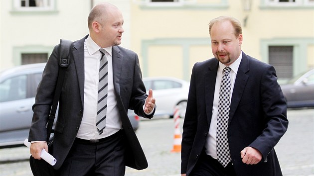 Michal Ha�ek a Jeron�m Tejc z �SSD p�ich�zej� do Sn�movny (8. srpna 2013)