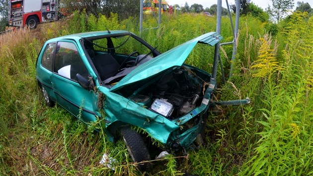 Peugeot se zastavil a o konstrukci bilboardu, idi vak zmizel neznmo kam. (9. srpna 2013)