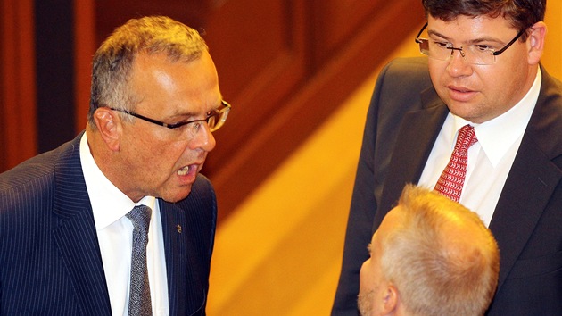 Místop�edseda TOP 09 Miroslav Kalousek rozmlouvá ve Sn�movn� s poslanci ODS
