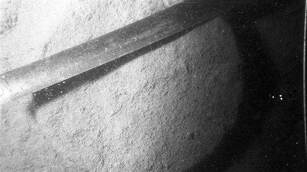Mina nalezená na dně přehrady byla ohledána potápěči a vyfotografována přístrojem Nikonos III s bleskem ve vodotěsném pouzdru; podmínky pro focení však nebyly ideální kvůli snížené viditelnosti ve vodě.