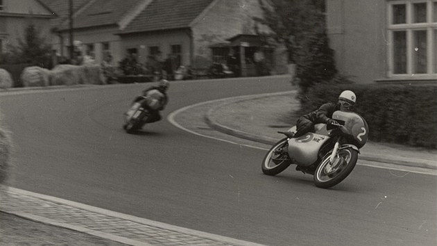 Ud�lost, kterou dal�� t�i roky uvid� m�lokdo � Giacomo Agostini a� na druh�m m�st�, zde za N�mcem Rosnerem na MZ.