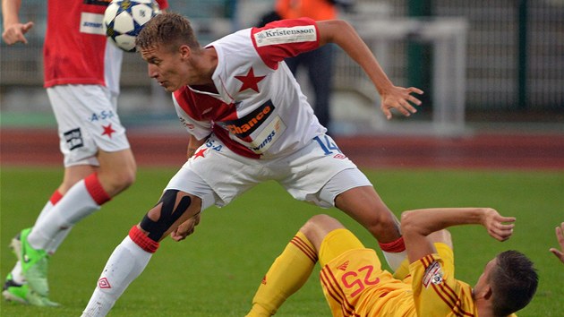 Dukla Praha - Slavia: Hostujc Ondej Petrk (vlevo) hlavikuje, Lubo Kalouda z Dukly le na zemi.