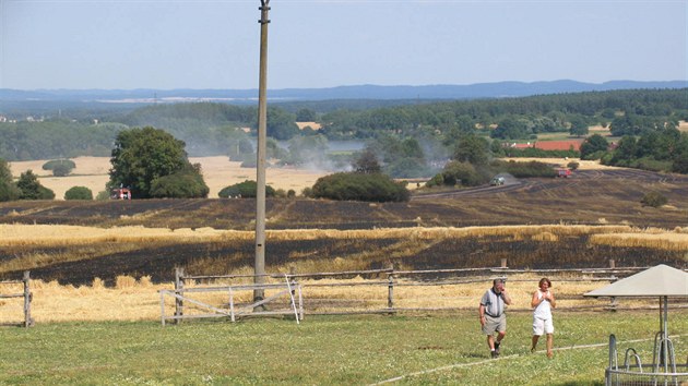 U Mirotic na Psecku bojovali hasii v nedli odpoledne s rozshlm porem obil. (4. srpna 2013)