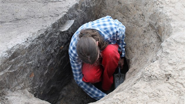 Studenti pracují v Kobeřicích na archeologickém průzkumu.