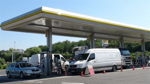 Vzncen palivovch par na benzinov erpac stanici Agip u dlnice D11.