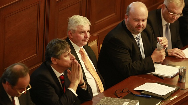 Premiér Rusnok a jeho ministi ped hlasováním o dve (7. srpna 2013)