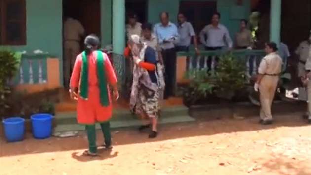 Záběry indické televize z policejního vyšetřování vraždy Češky v Goa.