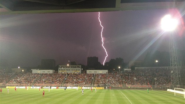 BOUKA V BRN Bhem ligovho utkn Zbrojovka Brno - Sparta nad stadionem dila bouka, hust prelo a foukal siln vtr. Sud povtrnostn podmnky vyhodnotil tak, e utkn neperuil.