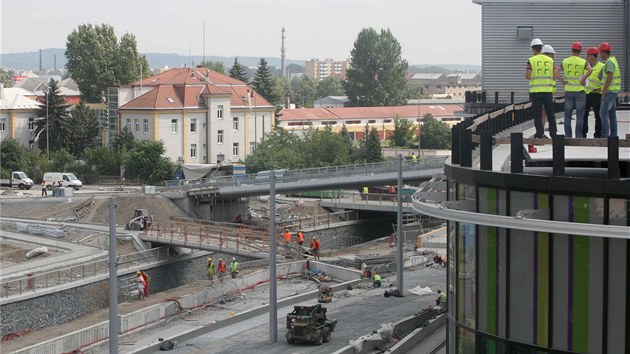 Snmek ze stavby Galerie antovka v Olomouci. Krom samotnho obchodnho centra dlnky na behu Moravy zamstnv tak budovn nov tramvajov trati na olomouck Nov Sady. (30. ervence 2013)