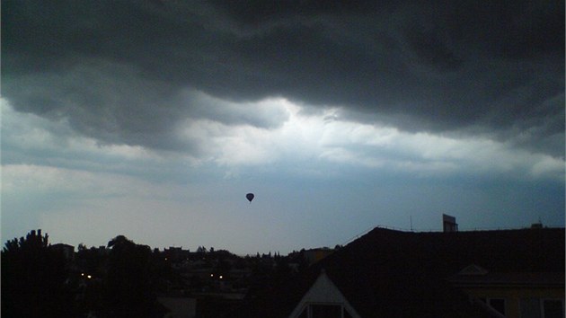 Amatrsk snmky balonu nad Jihlavou, pozen mobilnm telefonem. 