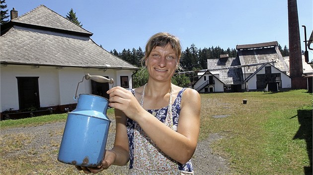 Cirklova bandaska. Marie Milichovsk ukazuje na dvoe sklrny bandasku, kterou pouval Ludk Munzar
v serilu Synov a dcery Jakuba skle. Cirkl nosil jako jedin modrou, ostatn mli blou.