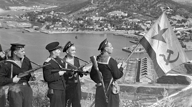 Vztyování vlajky sovtského námonictva v pístavu Port Artur, o který Rusko...