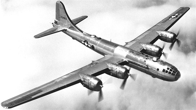 Bombard�r Boeing B-29 v letu